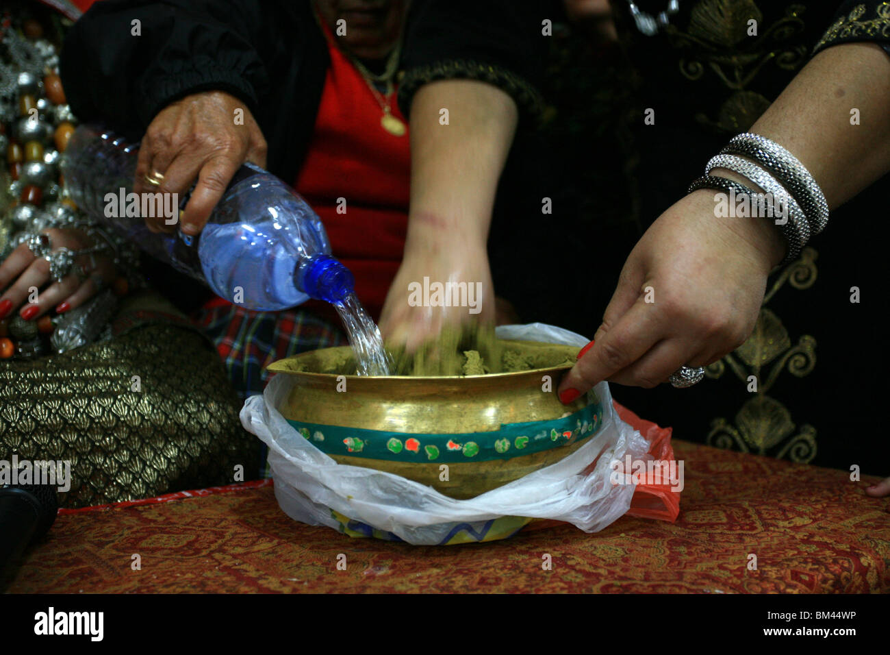 Traditional Jewish Henna ceremony Stock Photo - Alamy