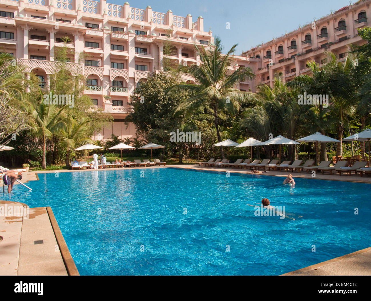 The swimming pool at the Leela Palace Hotel in Bangalore Stock Photo