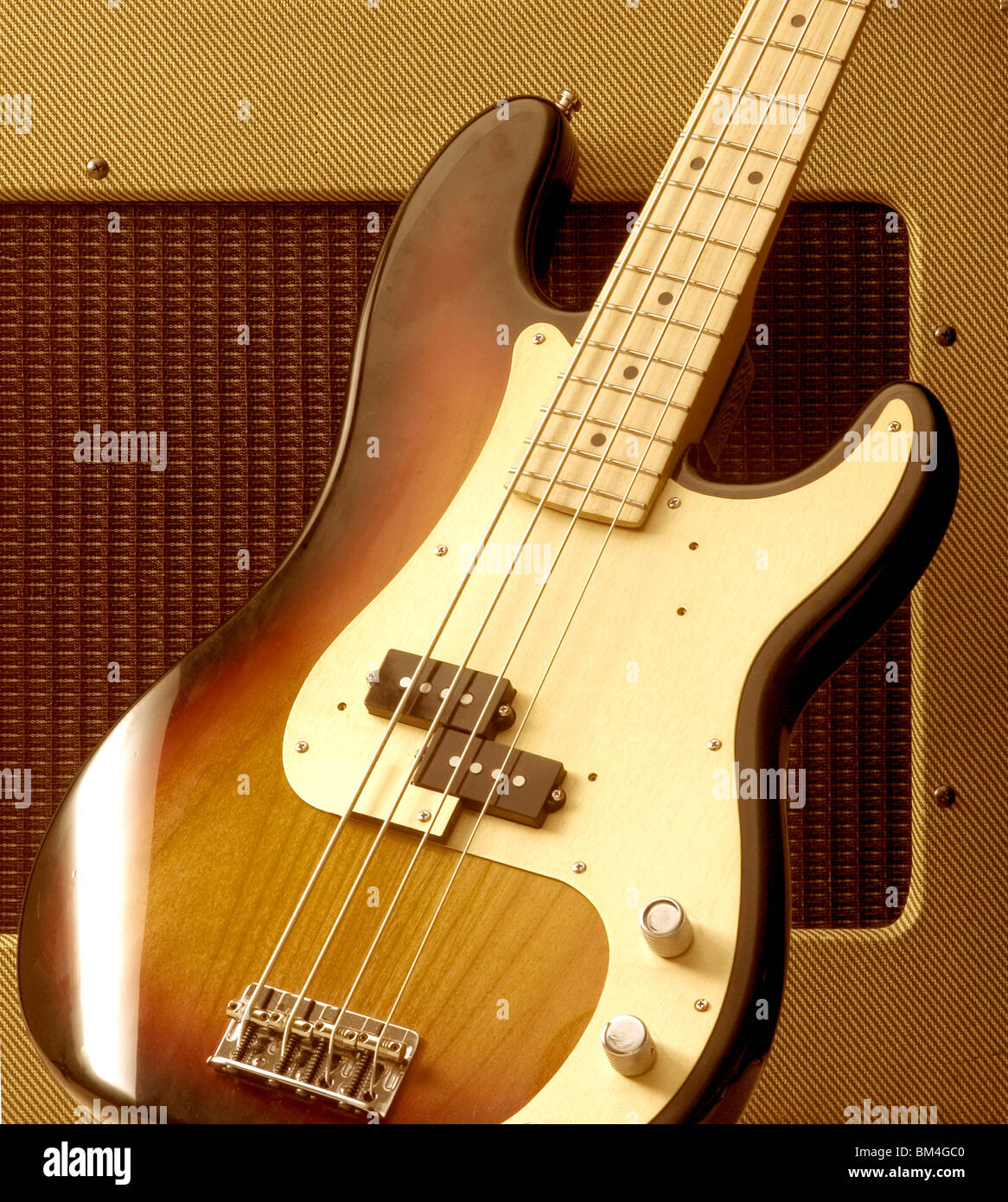 Electric bass and vintage amplifier Stock Photo Alamy