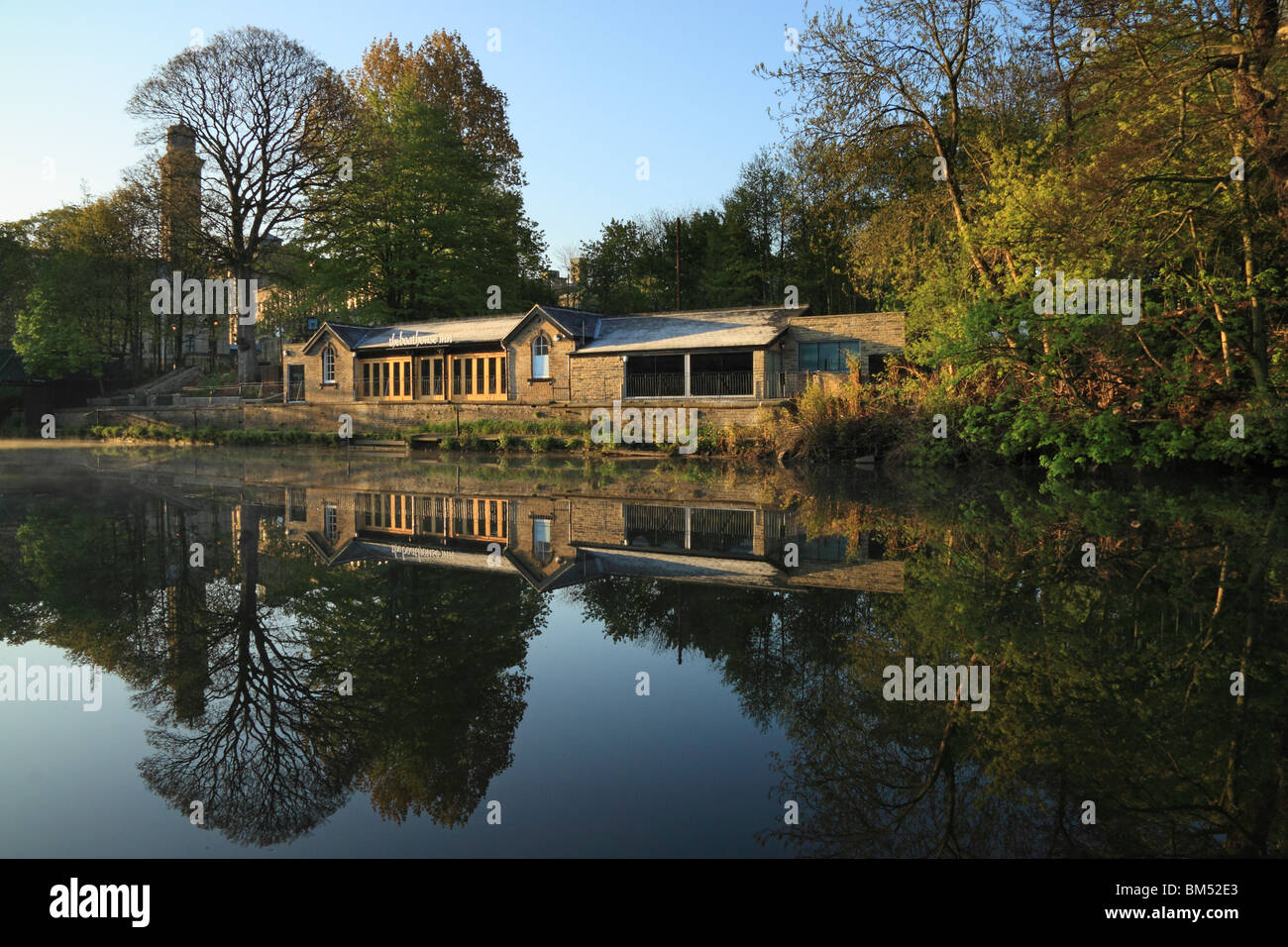 Pond boat house hi-res stock photography and images - Alamy