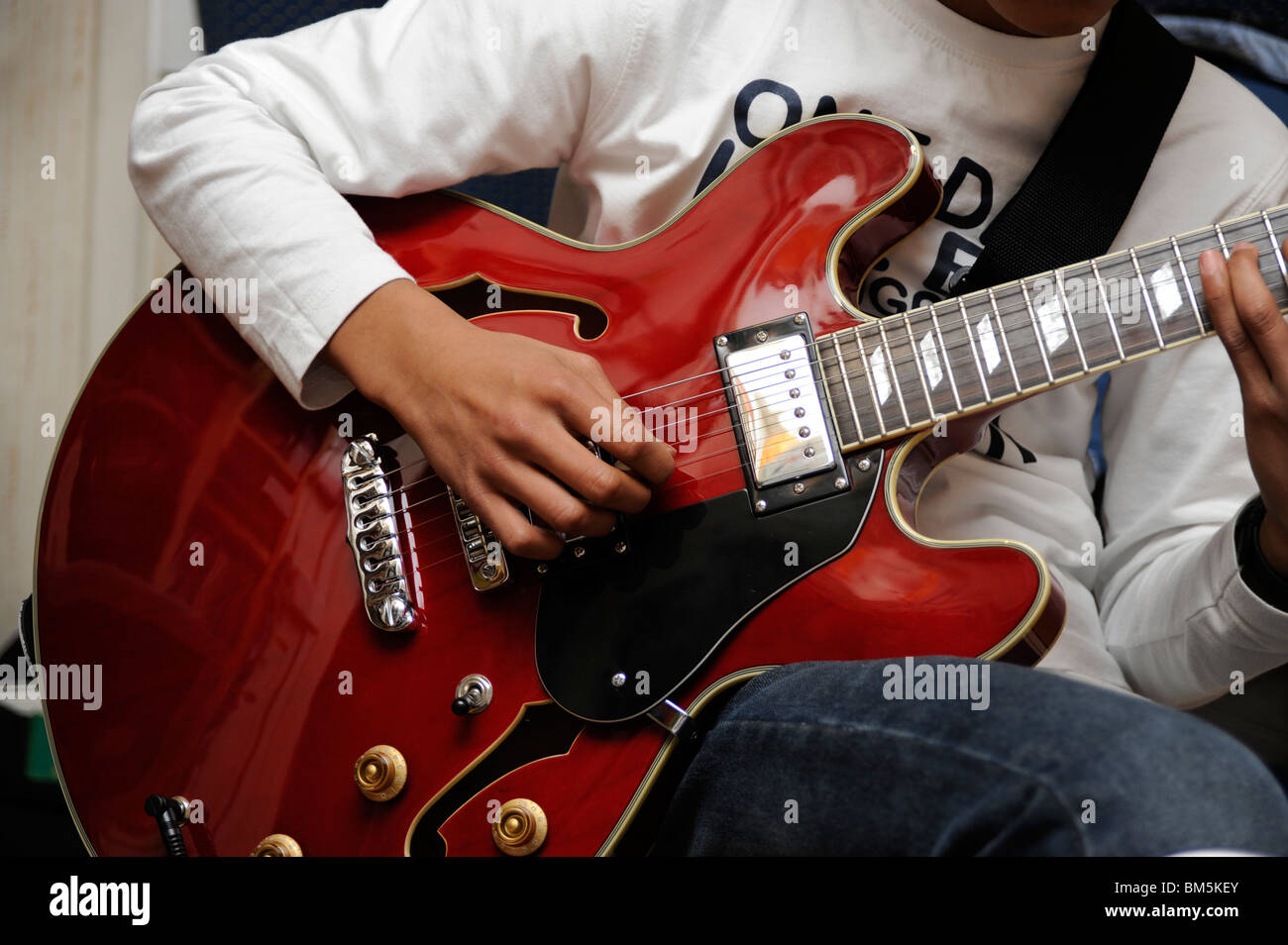 Aria jazz guitar hi-res stock photography and images - Alamy