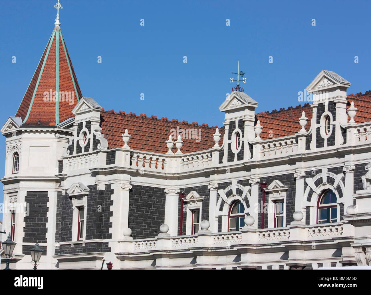 Building roof hi-res stock photography and images - Alamy
