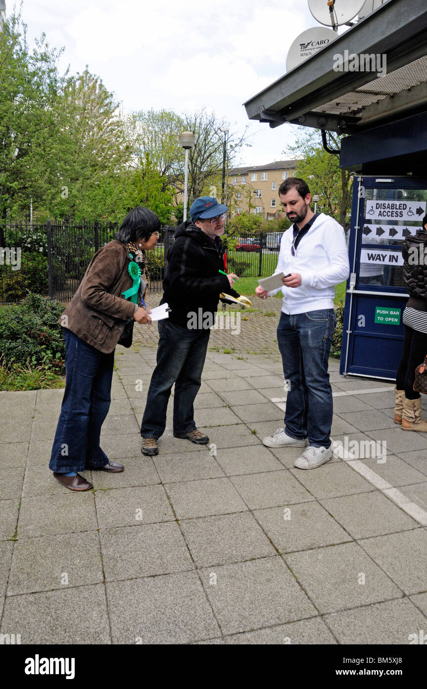 Green and Labour Party tellers with voter outside Polling Station Islington North Stock Photo