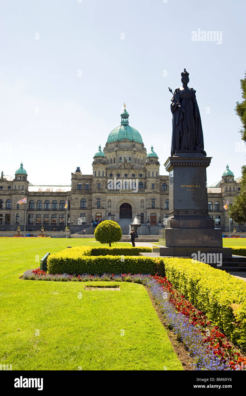 A statue of Queen Victoria in front of the Parliament Building in