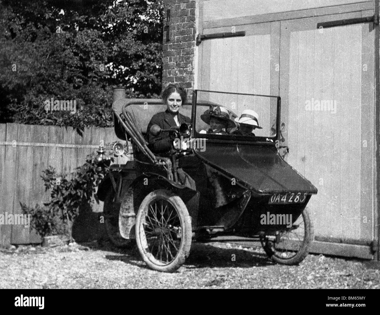 1914 Ac Sociable 3 Wheeler With Lady Driver And Two Child Passengers Stock Photo Alamy