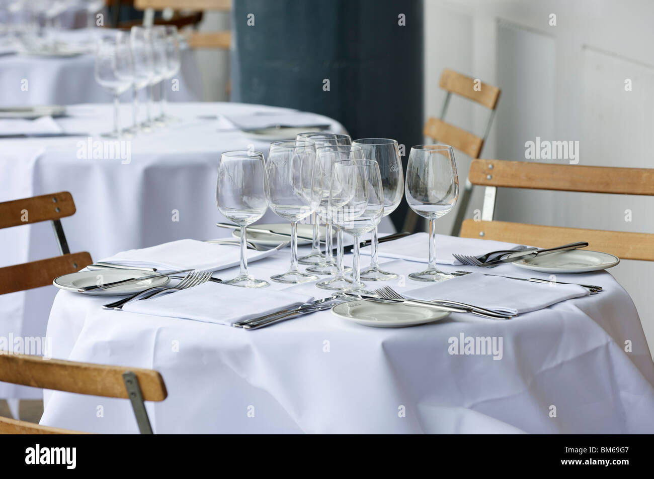 Alfresco dining table hi-res stock photography and images - Alamy