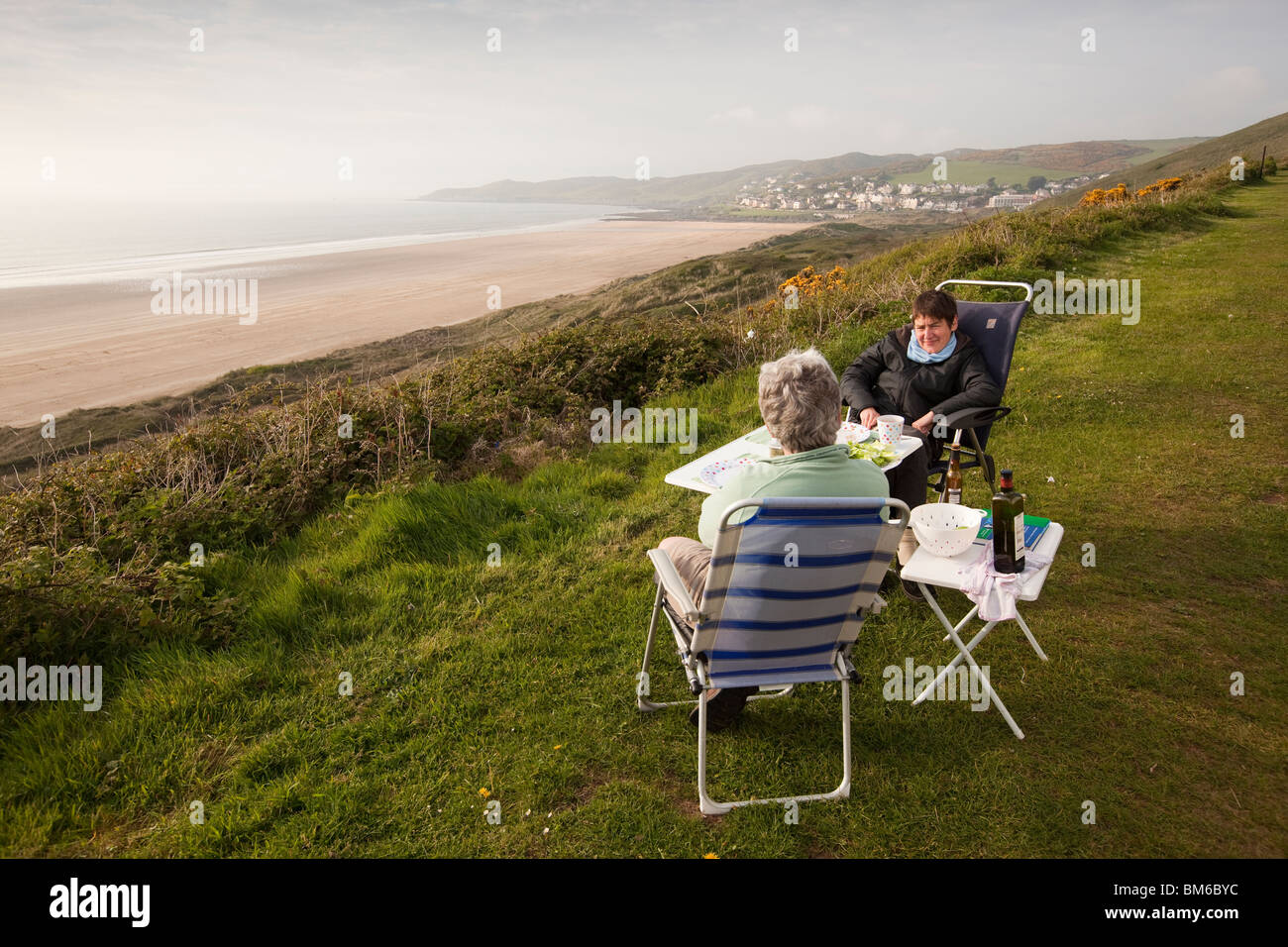 UK, England, Devon, Woolacombe Sands Beach Marine Drive, two women enjoying picnic in sun Stock Photo