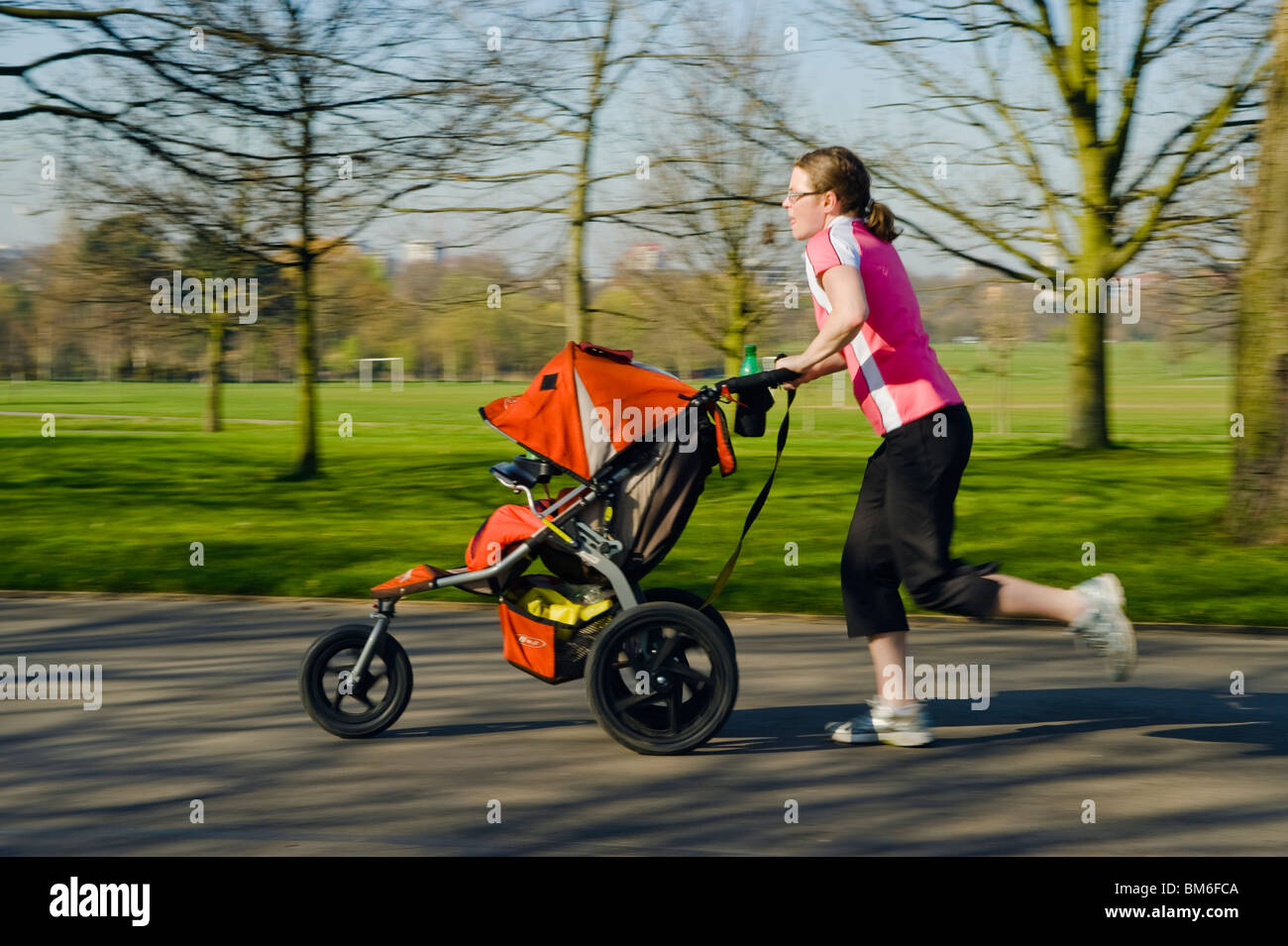 Jogging regents park hi-res stock photography and images - Alamy