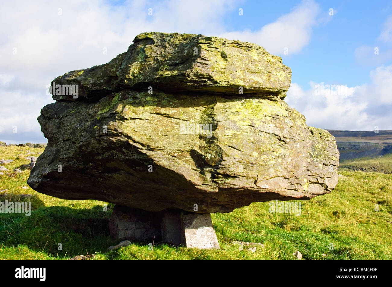 Erratic perched boulder at Norber in the Yorkshire Dales National Park, England Stock Photo