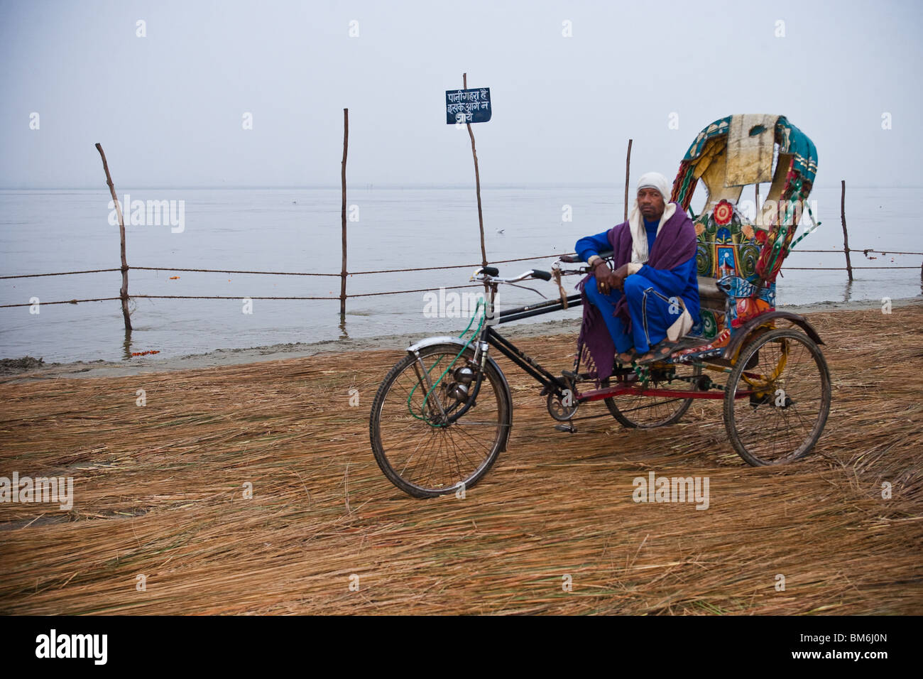A rickshaw rider waits for his next ride Stock Photo - Alamy