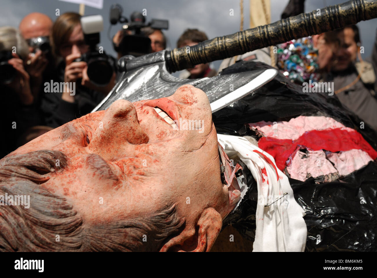 The effigy of Gordon Brown is beheaded in Parliament Square on May Day. Stock Photo