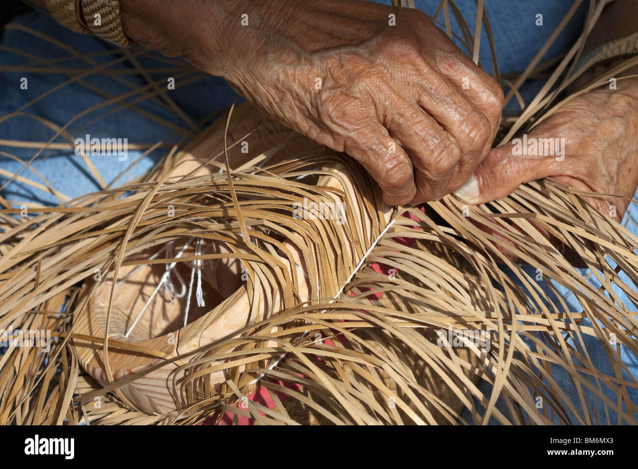 Master weaver at work on lauhala hat in Hawaii Stock Photo