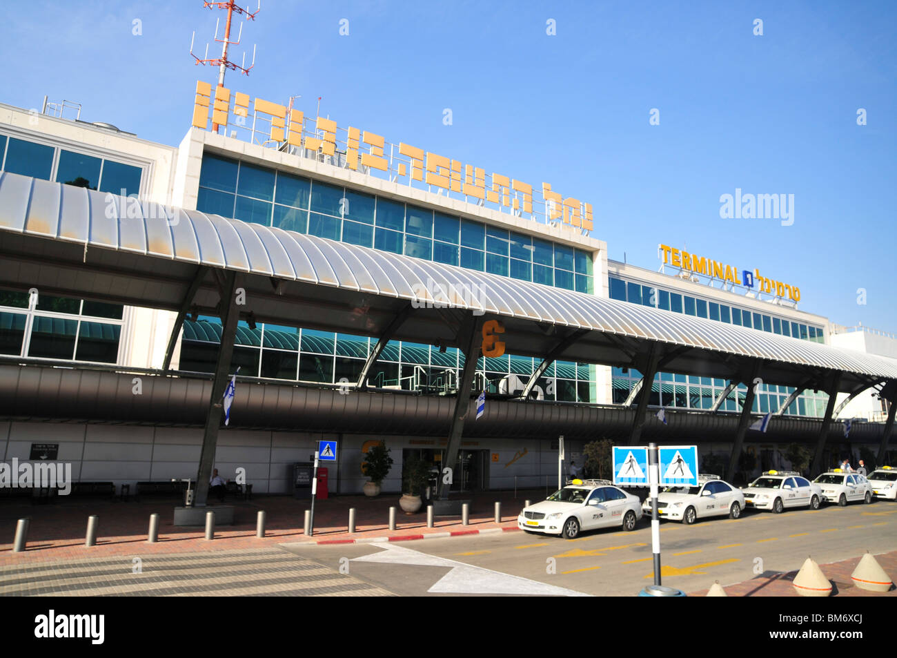 https://c8.alamy.com/comp/BM6XCJ/israel-ben-gurion-international-airport-terminal-1-check-in-hall-BM6XCJ.jpg