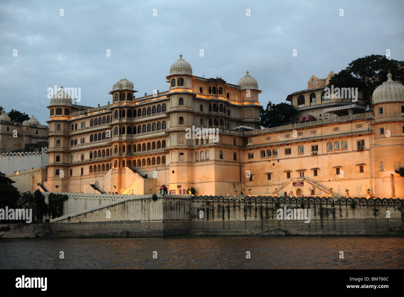 View over Lake Pichola towards the City Palace in Udaipur, Rajasthan in India. Stock Photo