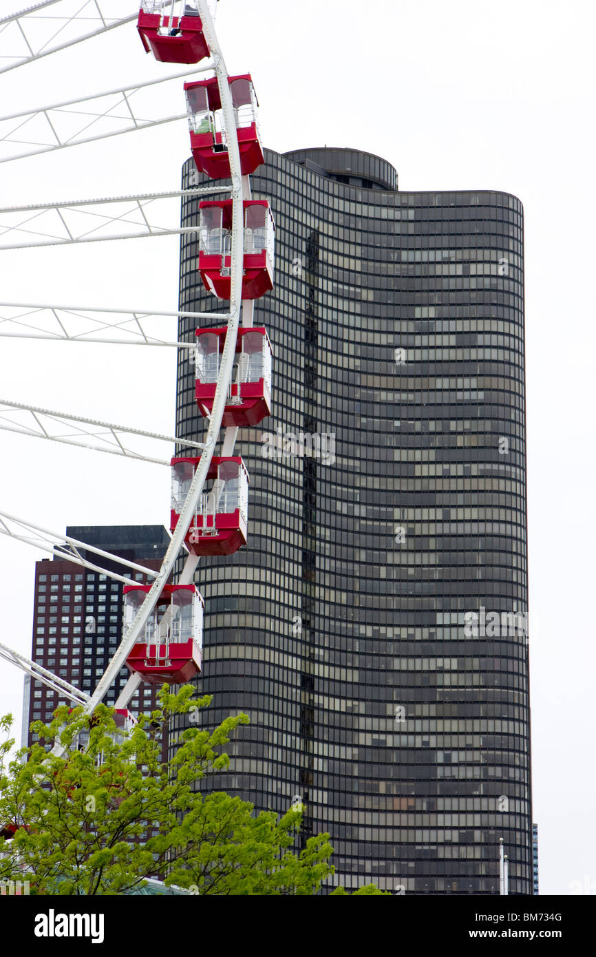 Chicago Navy Pier ferris wheel and building Stock Photo - Alamy