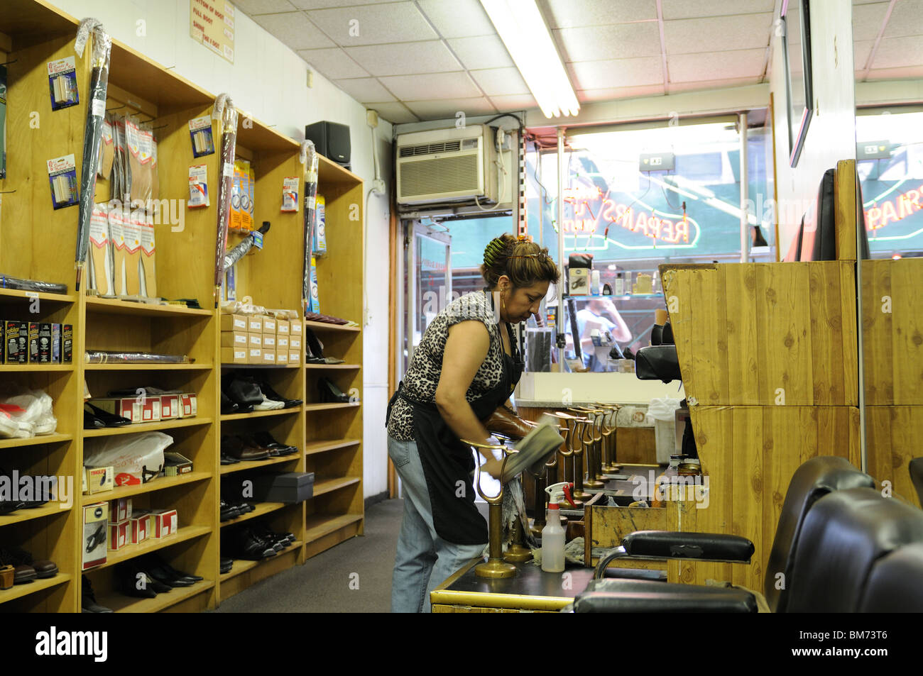 Shoe repair hires stock photography and images Alamy