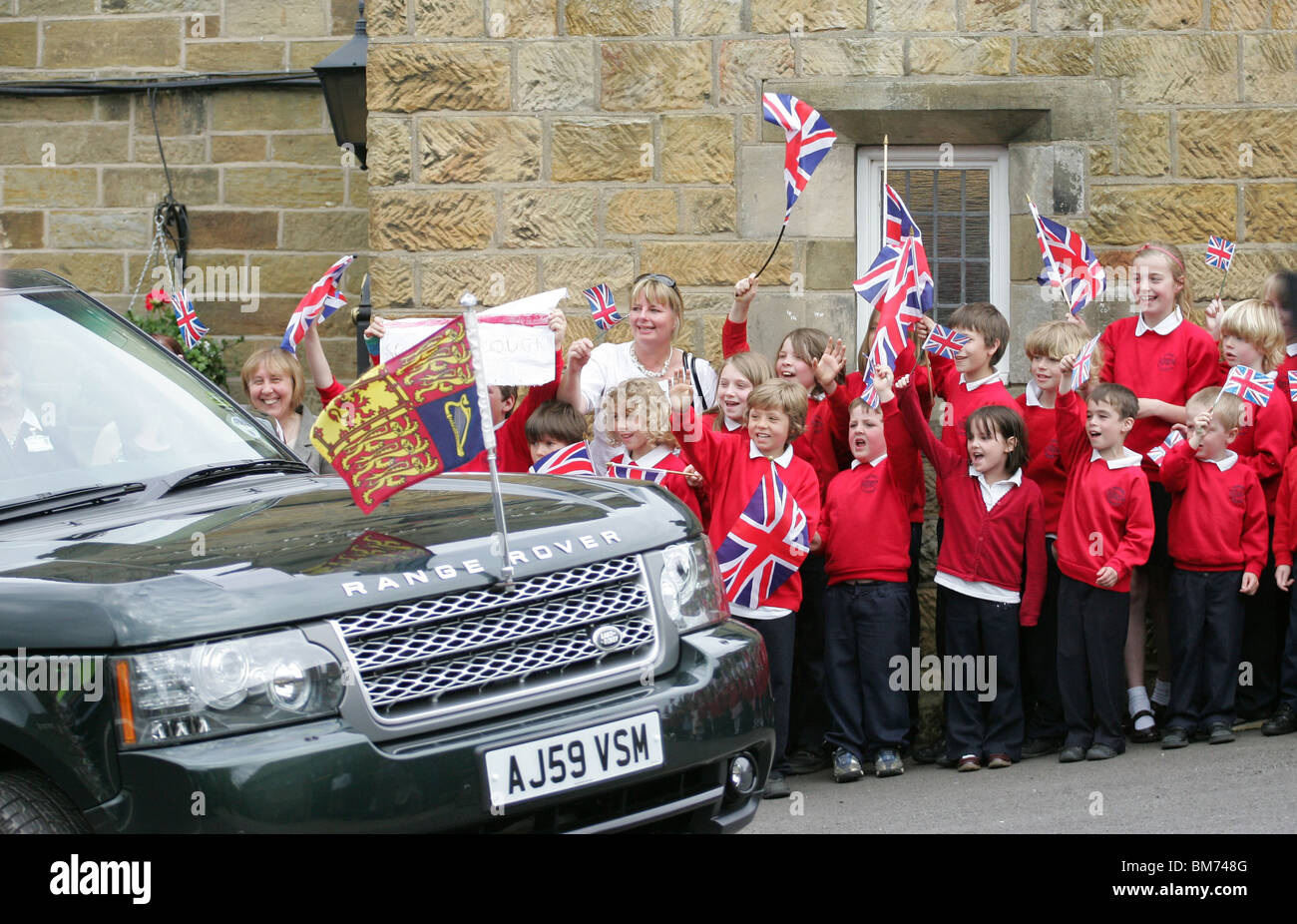 SCHOOL CHILDREN GREET THE QUEEN CLOUGHTON SCARBOROUGH 20 May 2010 SCARBOROUGH NORTH YORKSHIRE Stock Photo