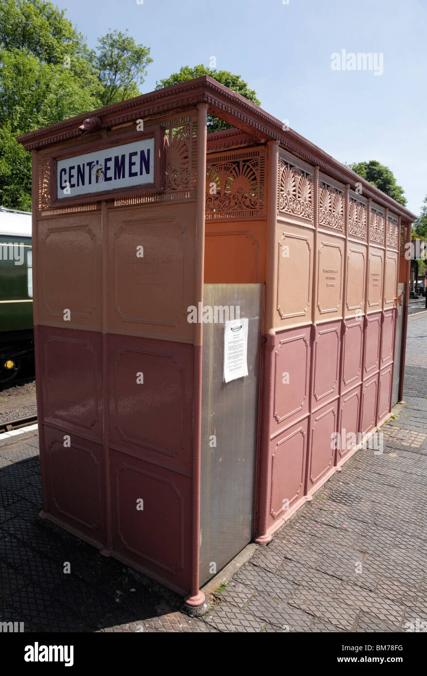 Exterior old fashioned gentlemens urinal hires stock photography and
