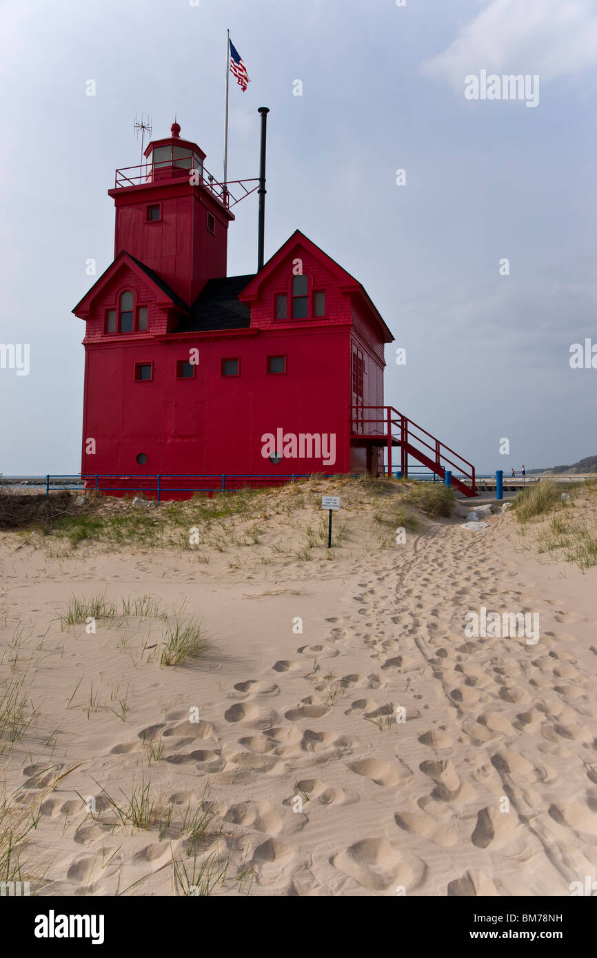 https://c8.alamy.com/comp/BM78NH/big-red-light-house-and-the-beach-in-holland-state-park-on-lake-michigan-BM78NH.jpg