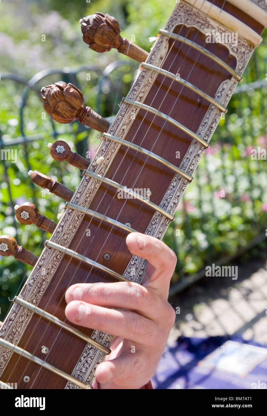 Sitar strings hi-res stock photography and images - Alamy