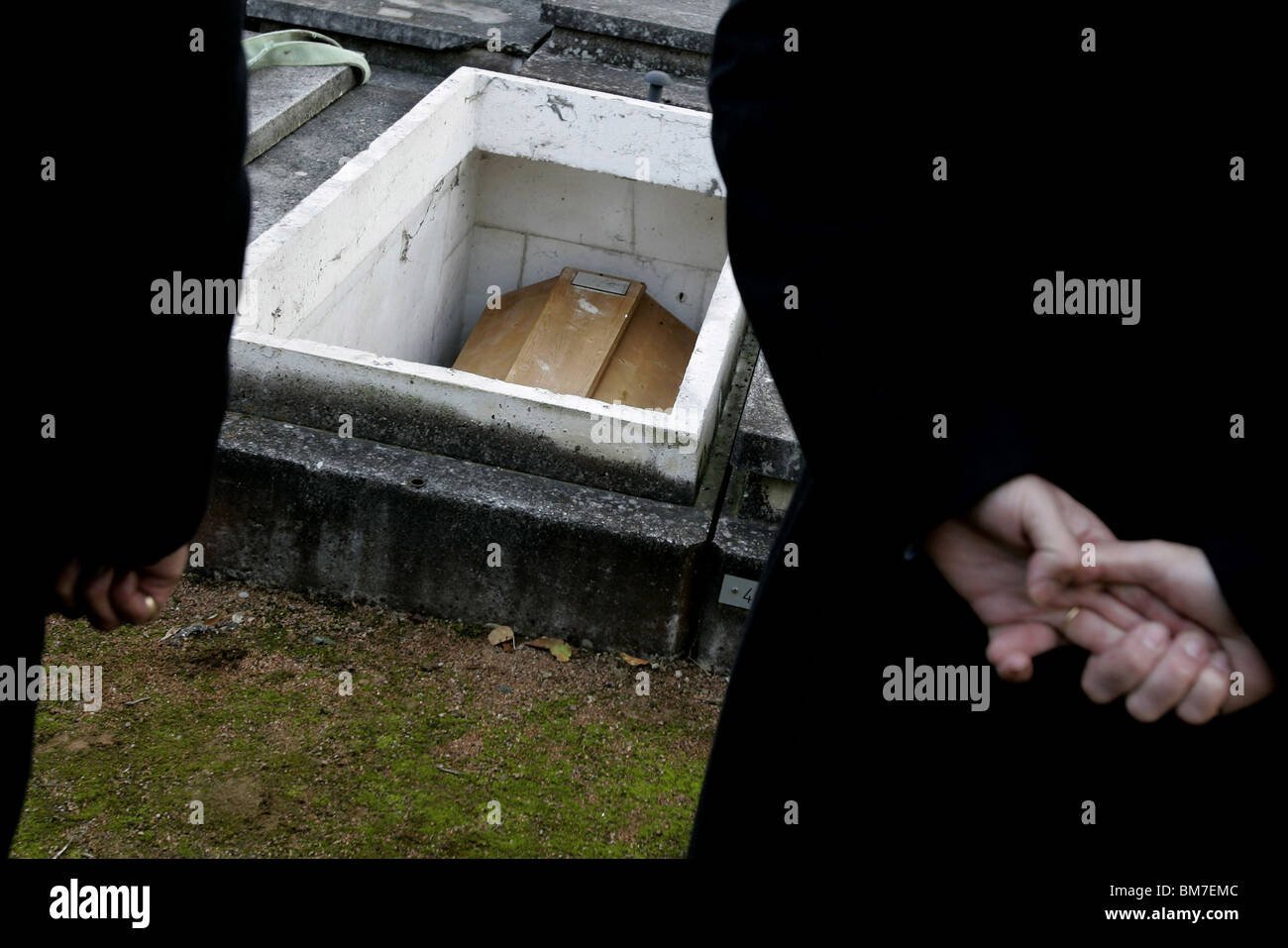 Hands crossed casket hires stock photography and images Alamy