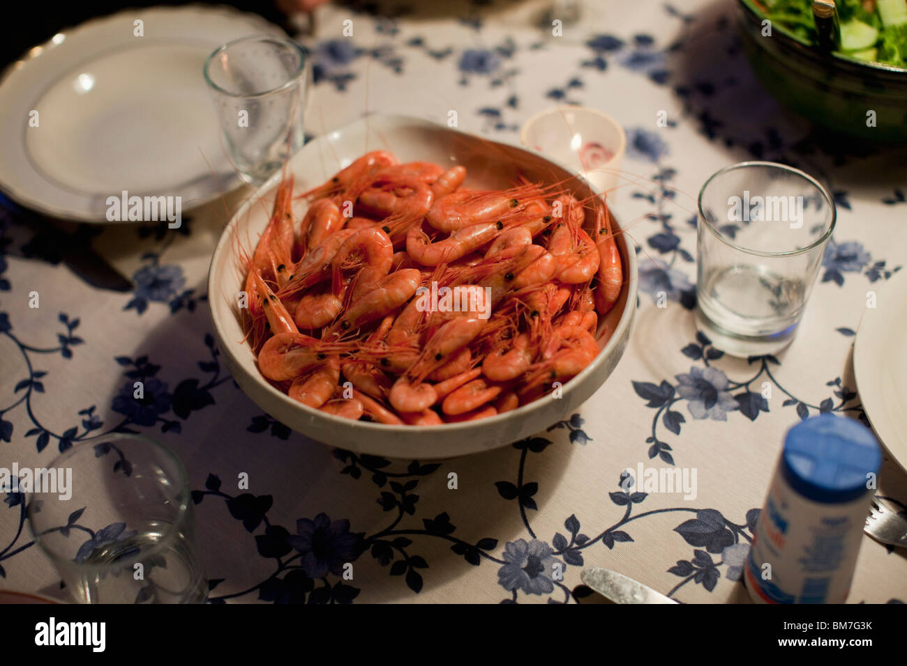 A bowl of prawns on a table Stock Photo - Alamy