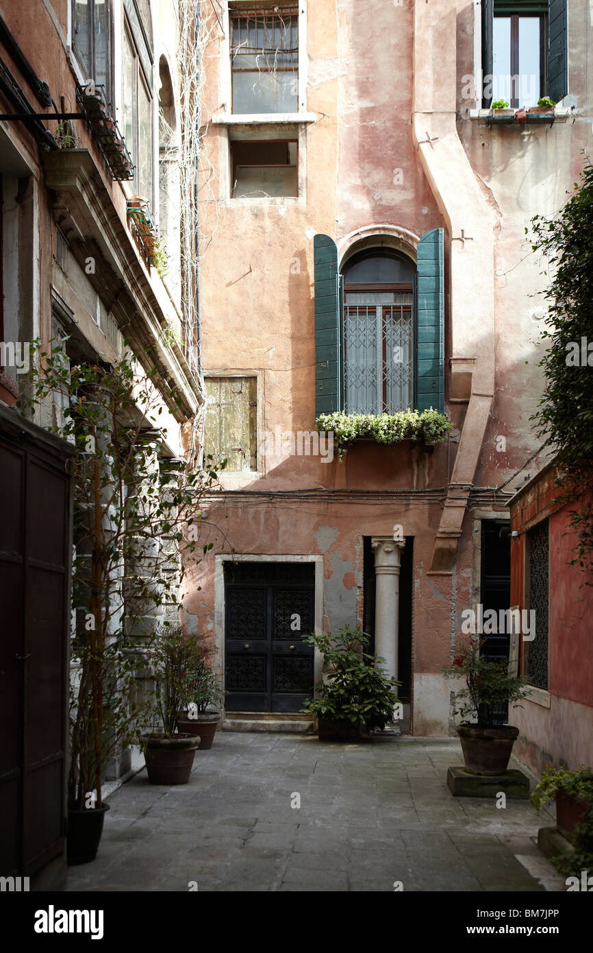 Italian Courtyard Garden High Resolution Stock Photography and Images ...