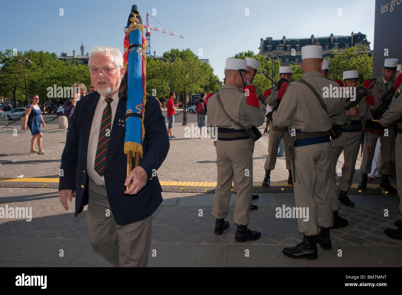 Paris, France, Old Soldiers at Military Ceremony at 'Tomb of the Unknown Soldier', below 'Arc de Triomphe' commemorating paris Stock Photo