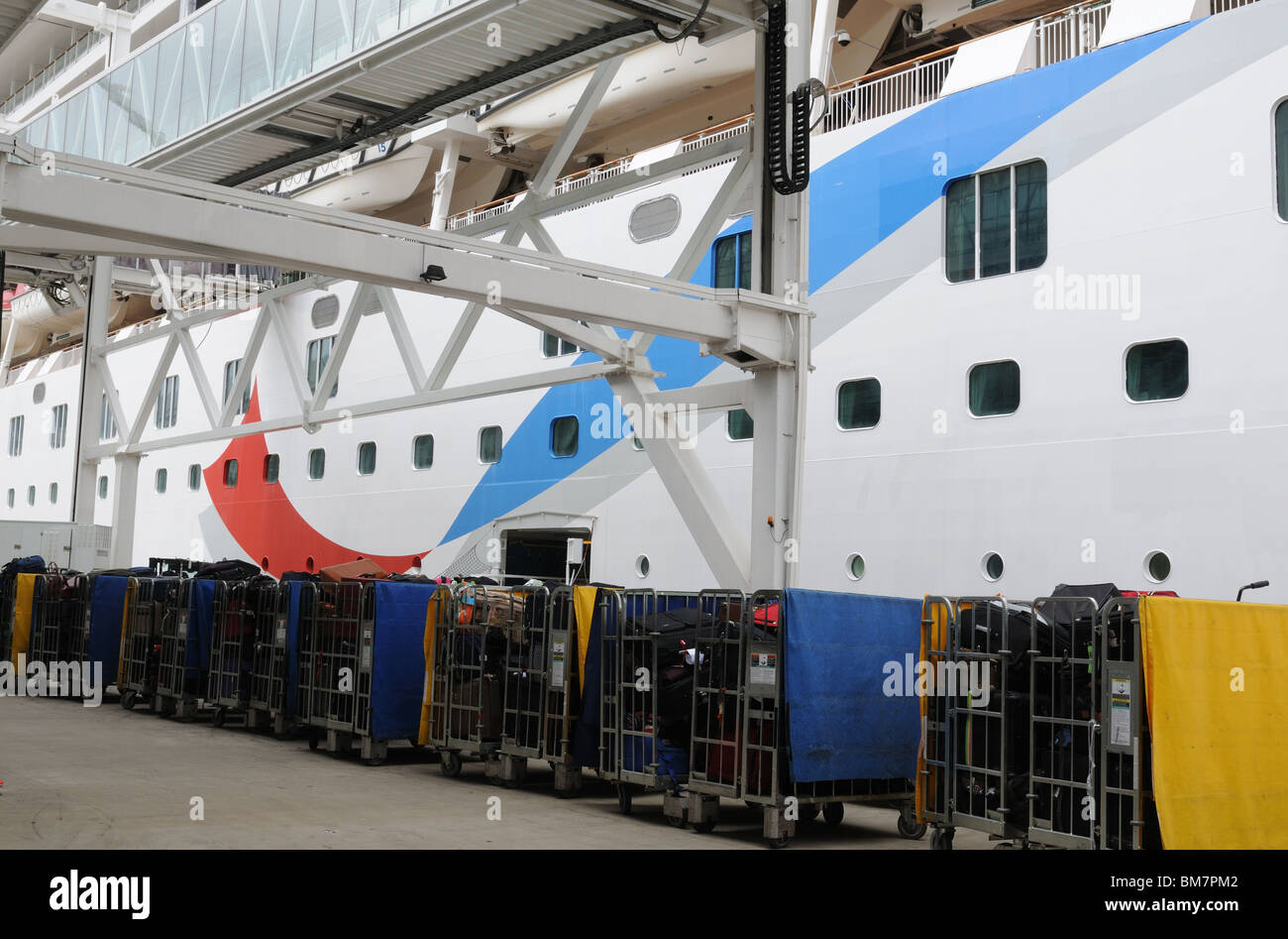 Cruise ship luggage hires stock photography and images Alamy