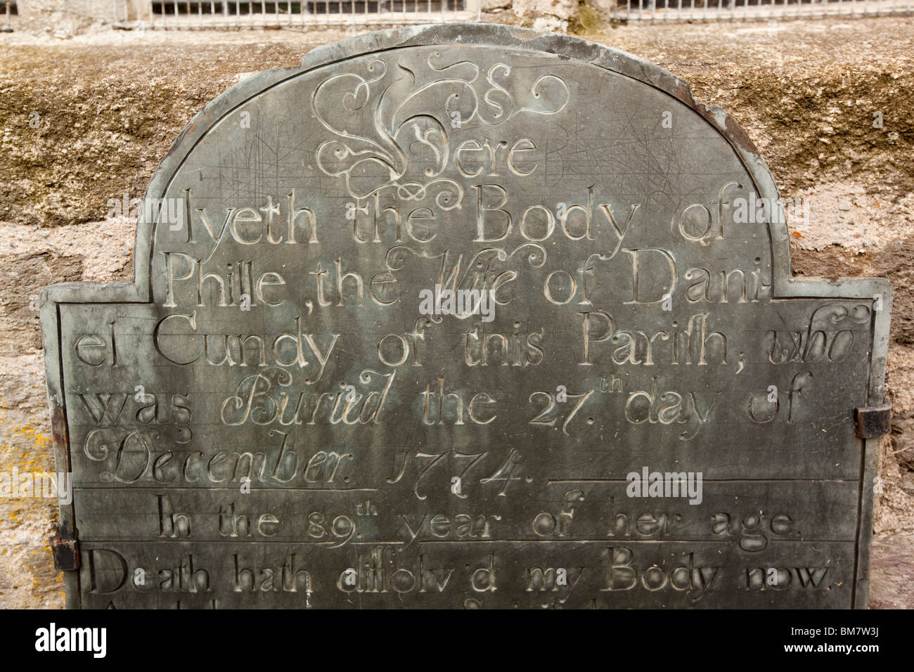 UK, Cornwall, Launceston, Lewannick churchyard slate 1774 grave Stock Photo