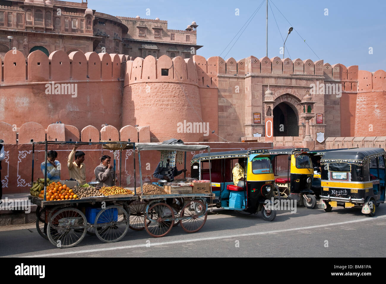 Fruit vendors and Junagarh Fort. Bikaner. Rajasthan. India Stock Photo