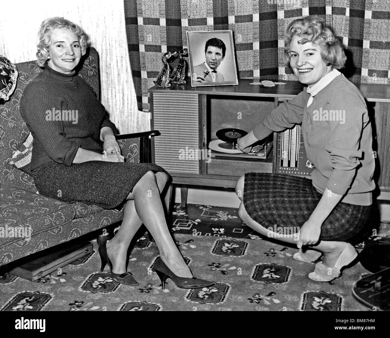 TOM JONES - Welsh singer. His mother Freda Woodward and and his sister Sheila at their home in Pontypridd, Wales, about 1968 Stock Photo