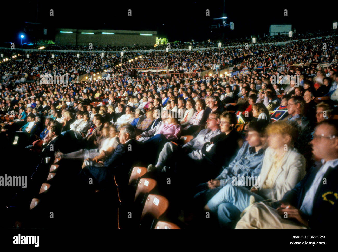 audience-at-outdoor-concert-by-pacific-symphony-orchestra-irvine