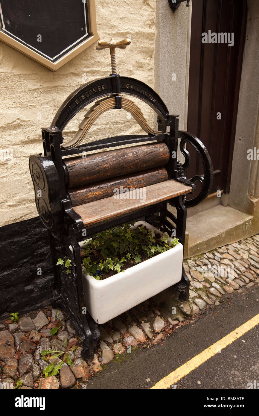 UK, England, Cornwall, Launceston, Tower Street, Bell Inn, old mangle and Belfast sink used as decorative planter Stock Photo