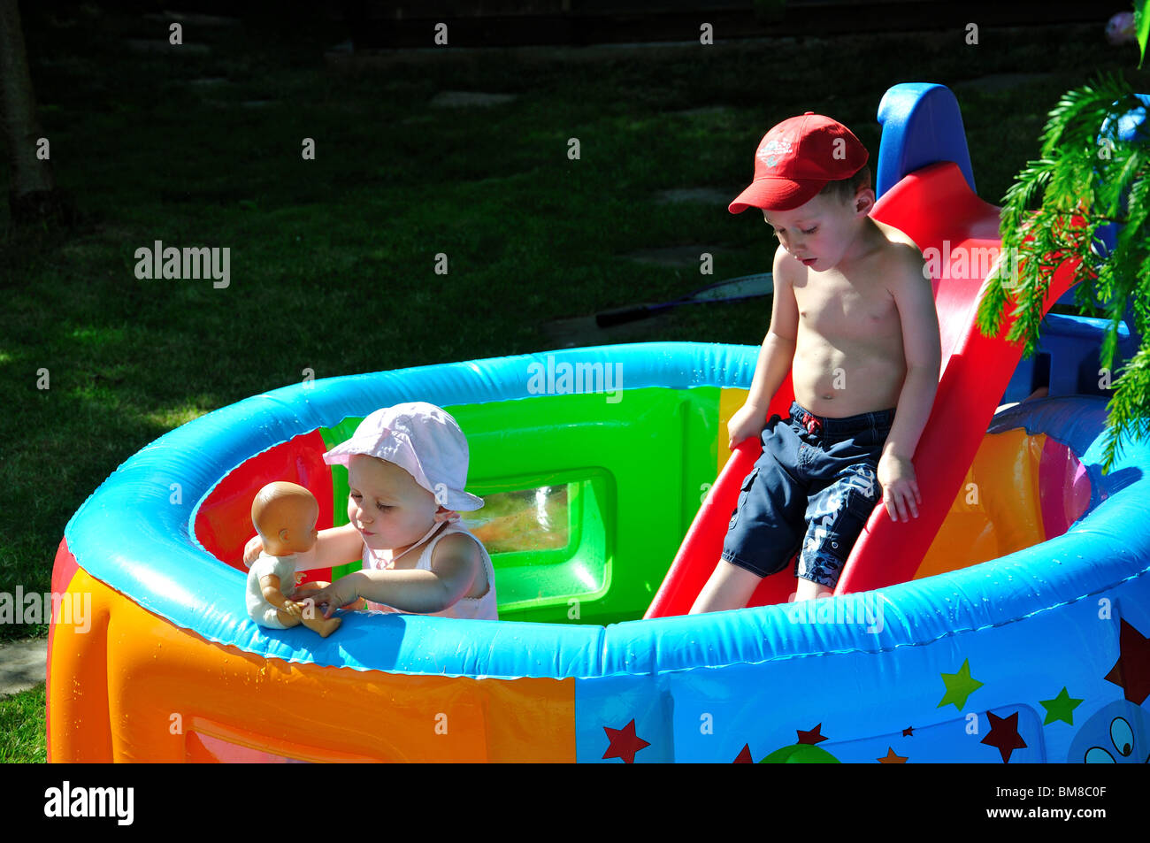 Kids playing paddling pool hires stock photography and images Alamy