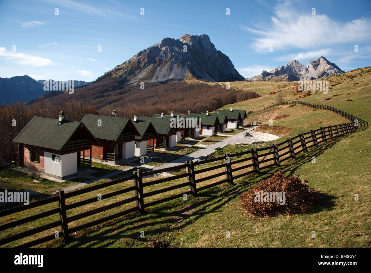 Cottages in the mountains hi-res stock photography and images - Alamy