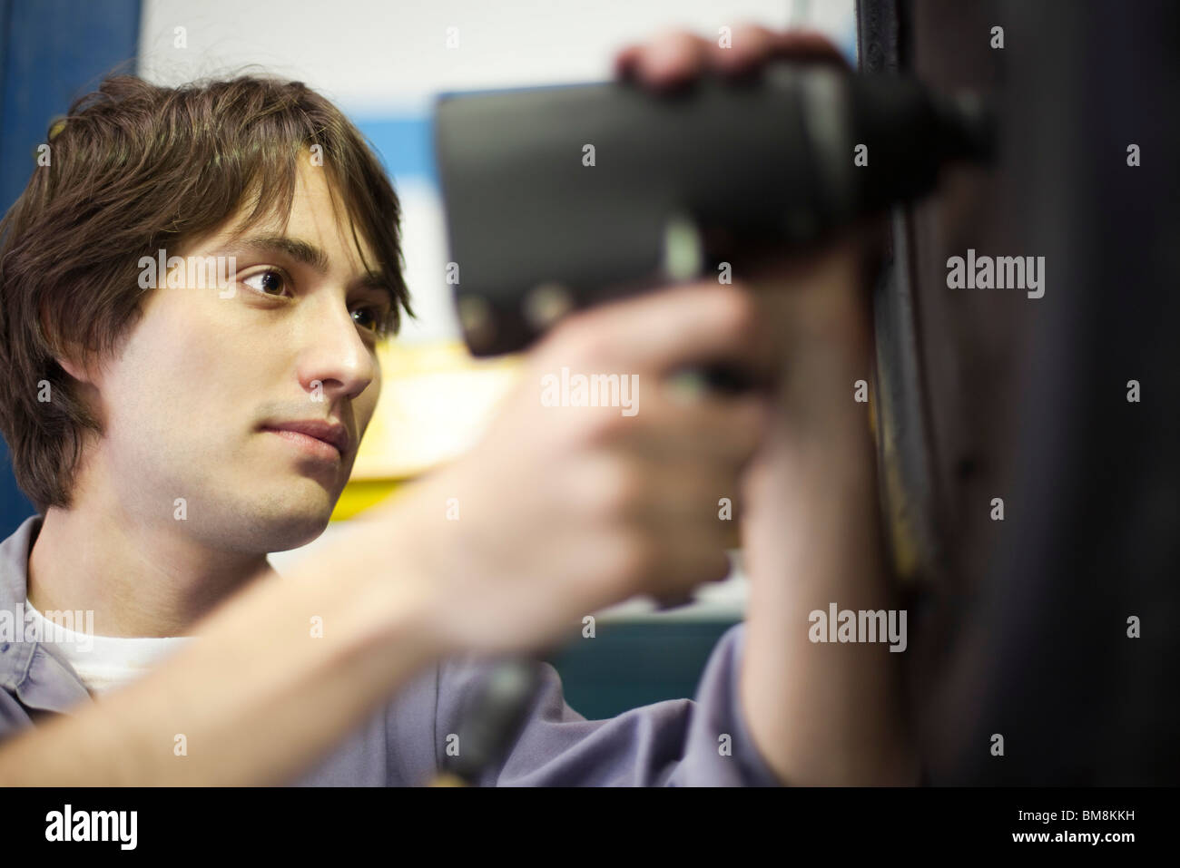 Mechanic changing car tire Stock Photo Alamy