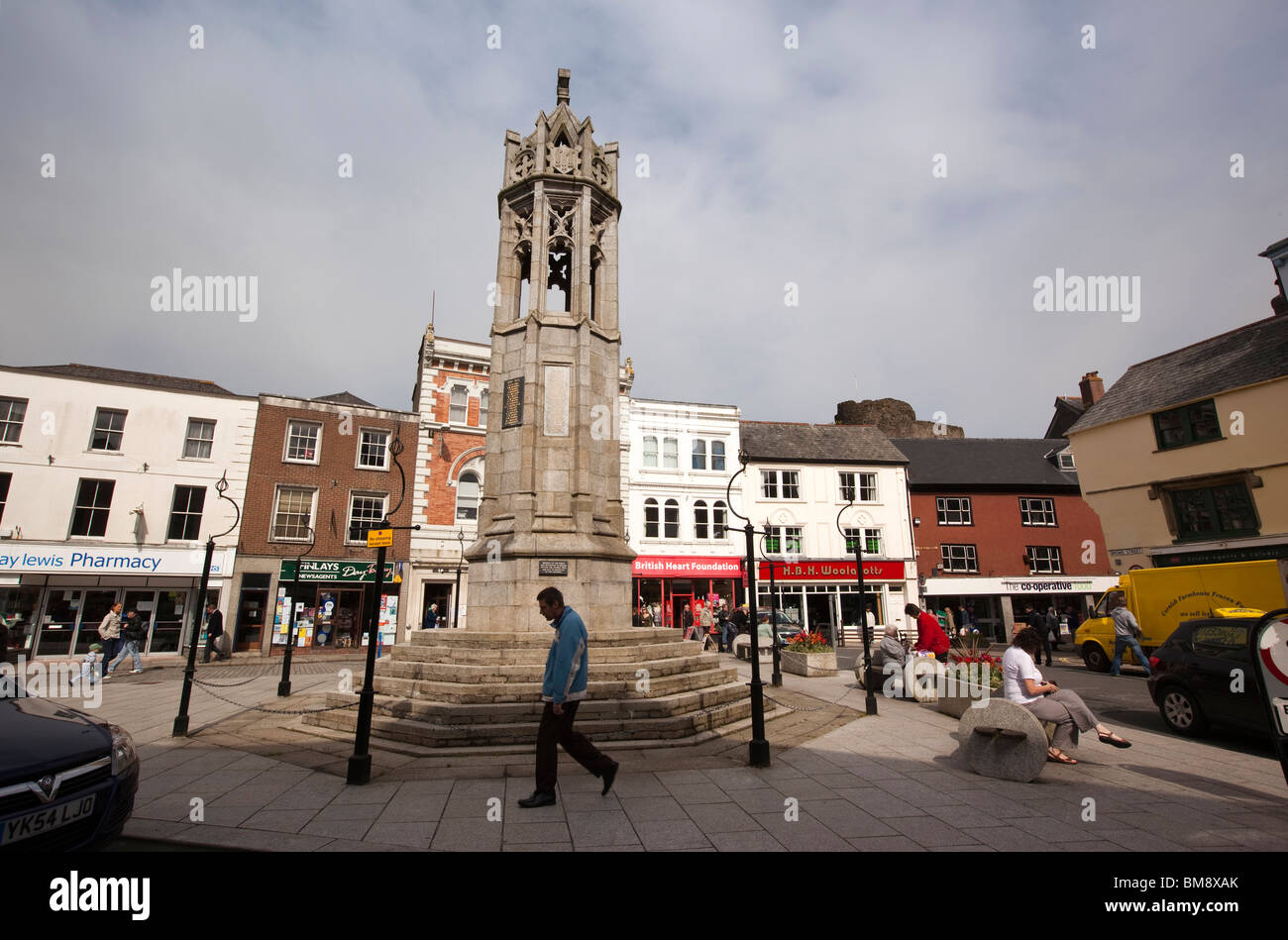 UK, Cornwall, Launceston, Market Square, shops and War Memoral Stock Photo