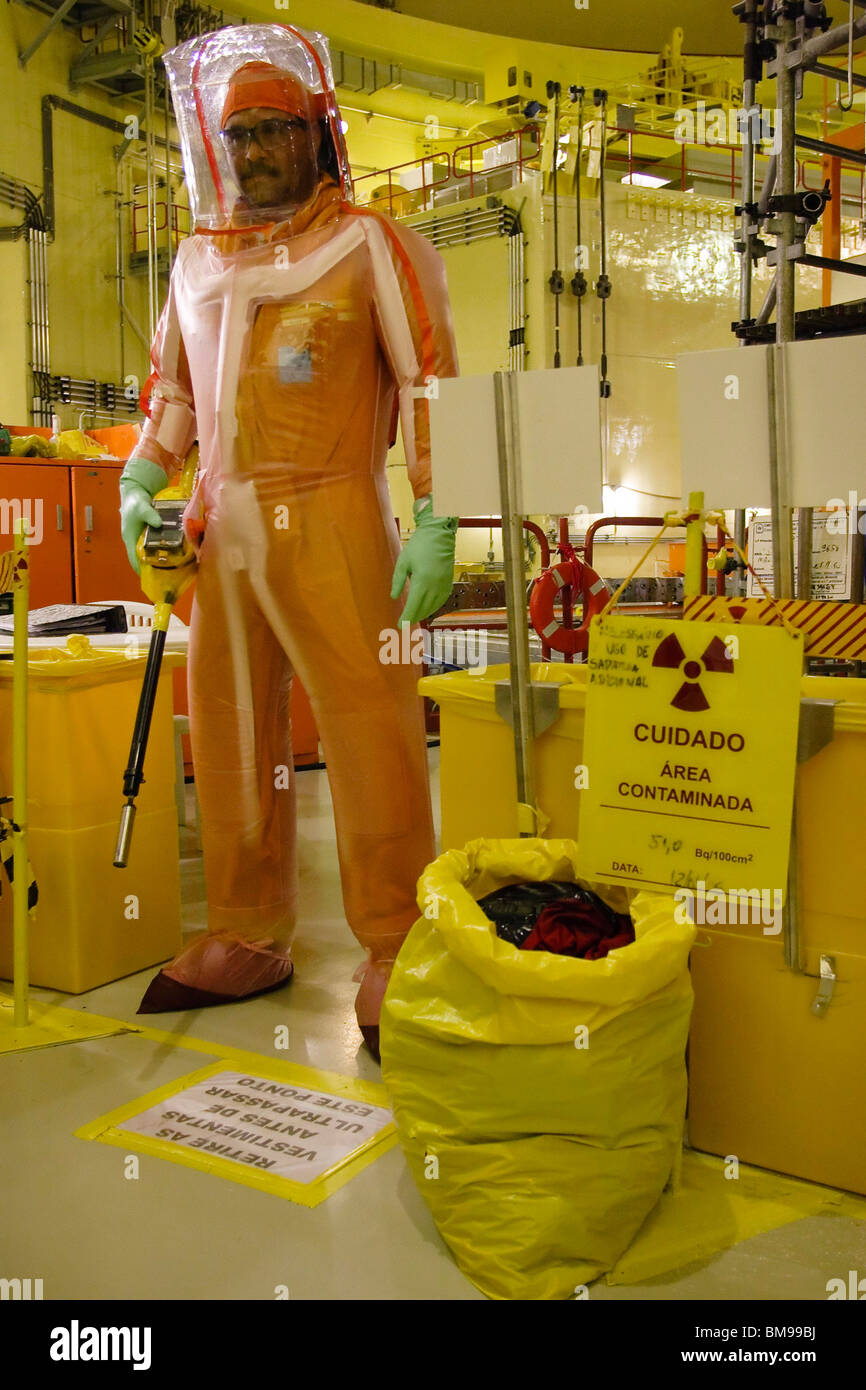 Angra II Nuclear Plant. Loading nuclear fuel into the nuclear reactor. Employee wears muroroa, radiologic safety cloth Stock Photo