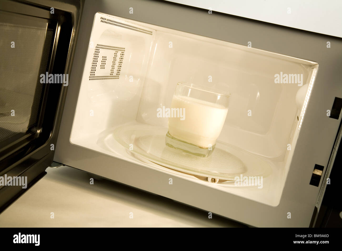 Microwave dishes hi-res stock photography and images - Alamy