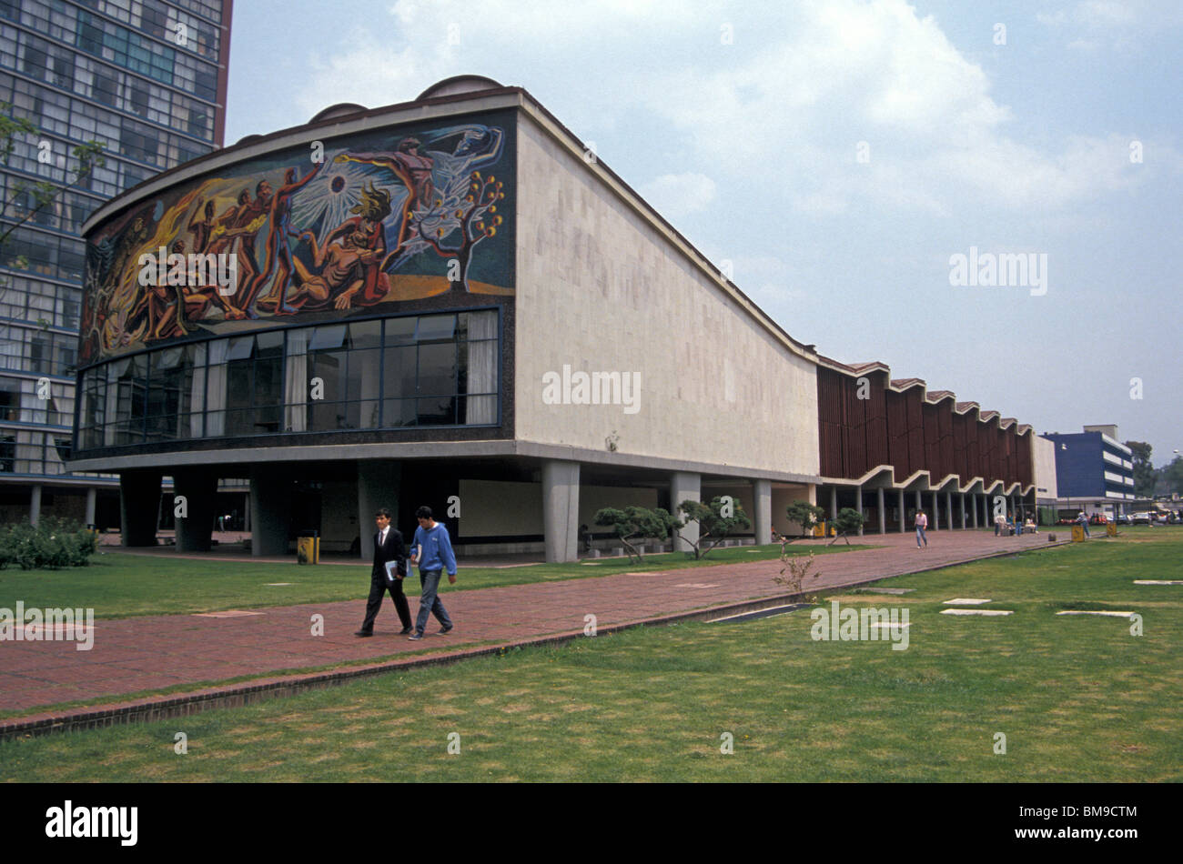 The science auditorium and mural by Jose Chavez Morado in the background, Universidad Nacional Autonoma de Mexico, Mexico City Stock Photo