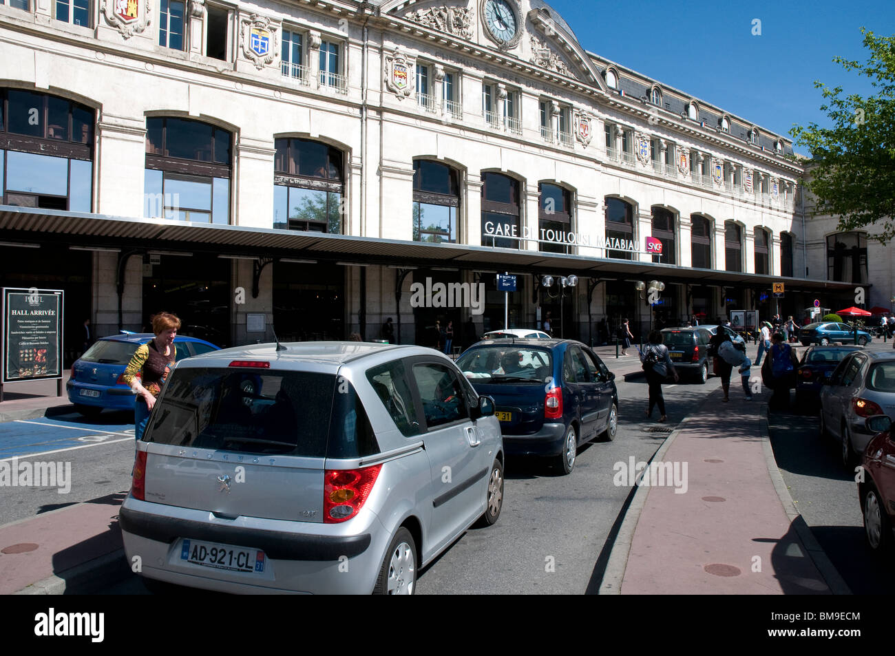 Gare Toulouse Matabiau - The facade of the Toulouse central train station.  Passengers being picked up and dropped off Stock Photo - Alamy