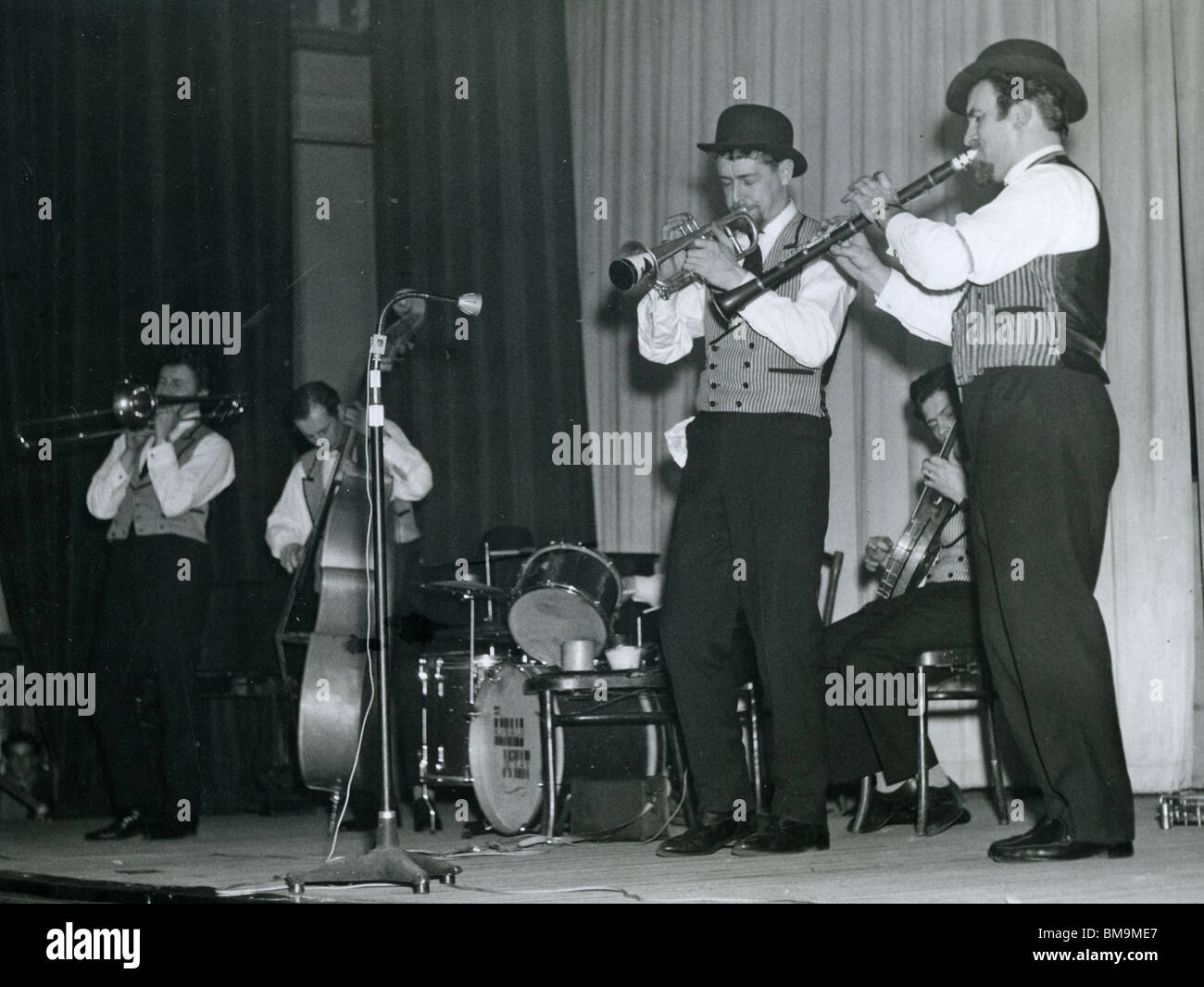 ACKER BILK AND HIS PARAMOUNT JAZZ BAND - UK band about 1960 with Bilk at  right Stock Photo - Alamy