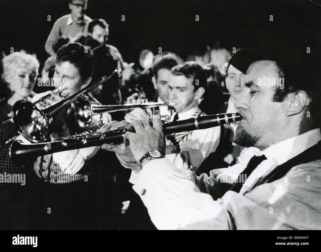 ACKER BILK (at right) with his Paramount Jazz Band at the Beaulieu Jazz Festival in 1960 Stock Photo