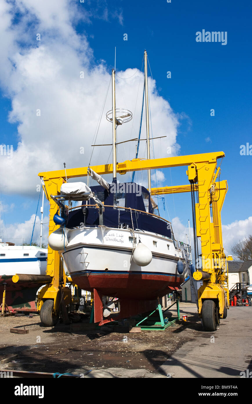 Mobile heavy lift device for removing yachts for dry maintenance in Suffolk UK Stock Photo