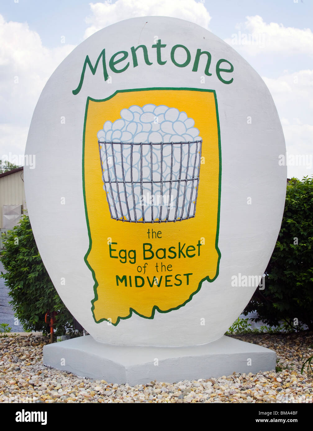 Big Egg in Mentone Indiana egg basket of the Midwest Stock Photo Alamy