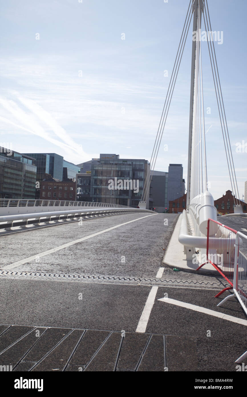 The Samuel Beckett Bridge spanning the River Liffey in Dublin, Ireland ...