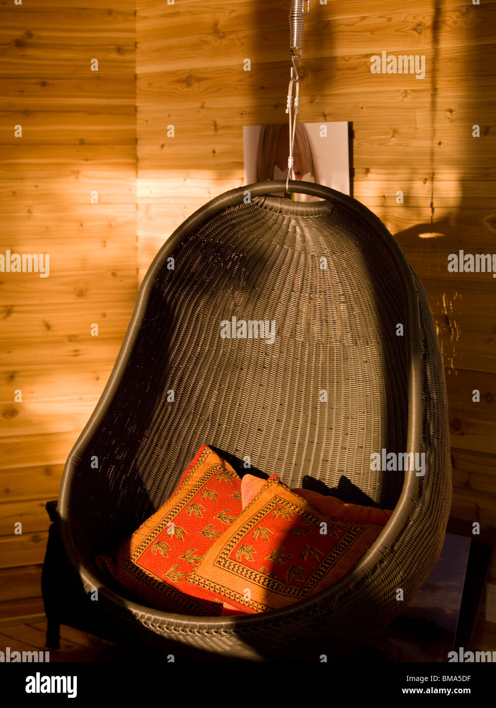 Hanging wicker chair hi-res stock photography and images - Alamy