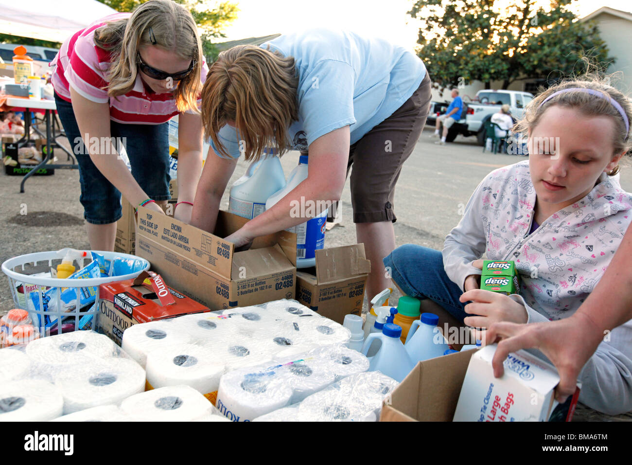 Disaster relief volunteers hi-res stock photography and images - Alamy