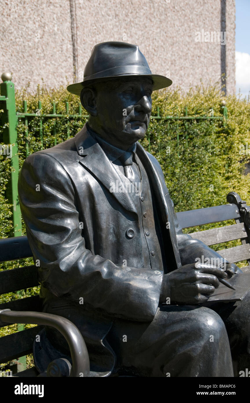 Statue of the artist L.S.Lowry at Mottram in Longdendale, Tameside, Greater Manchester, England, UK Stock Photo